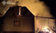 В Новодонецком спасатели потушили пожар после российского обстрела