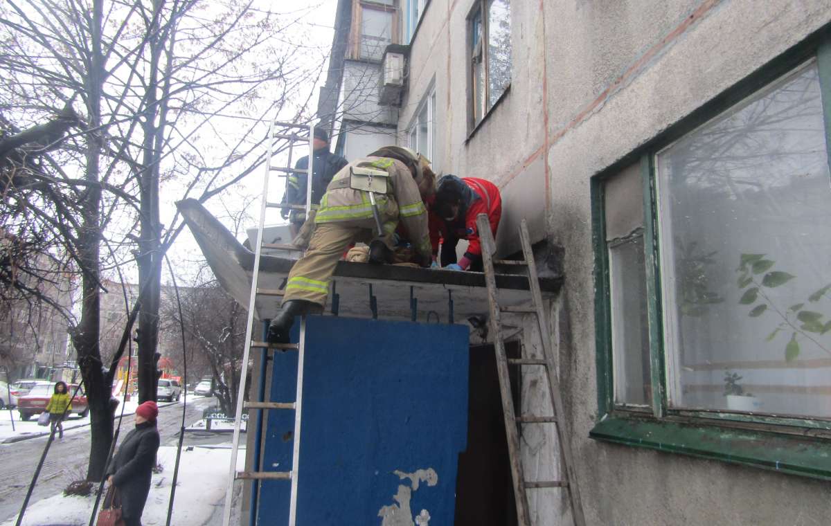 В Доброполье 1 января женщина выпала из окна