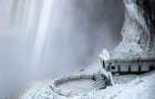 Иллюзия застывшей воды Ниагарского водопада привлекает туристов и зимой