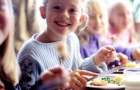 В школах и садах Мариуполя планируют улучшить питание детей за счет горсовета и родителей