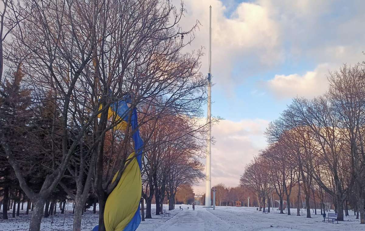 В Краматорске ветер сорвал украинский флаг