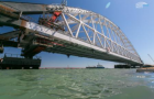 На Крымском мосту устанавливают железнодорожную арку