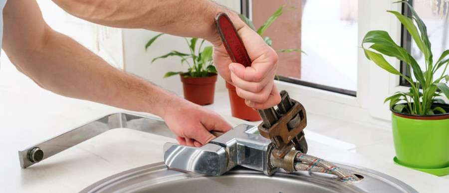 Капает кран на кухне: что делать и как починить?