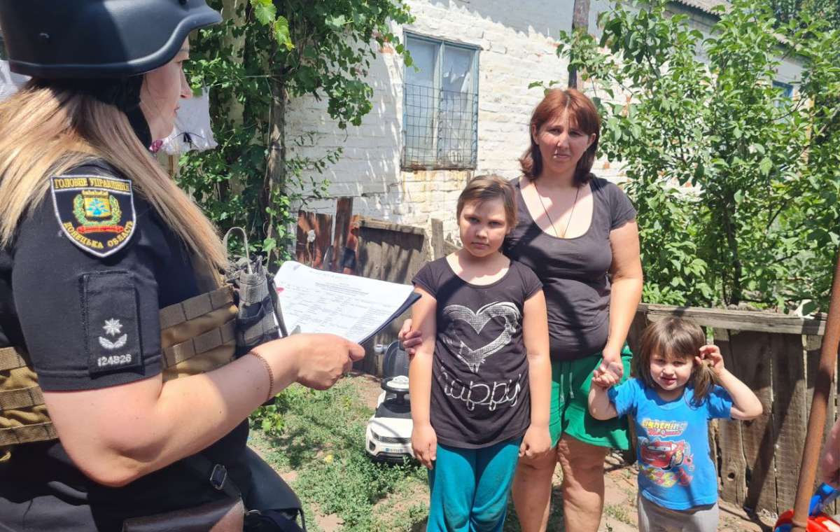 Поліцейські евакуювали сім'ї з дітьми із прифронтових селищ Іллінівської ТГ