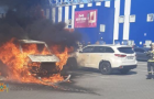 Микроавтобус загорелся на парковке гипермаркета в Краматорске — фото