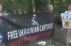 Родственники украинских политзаключенных и пленных пикетируют место встречи членов «Нормандской четверки»