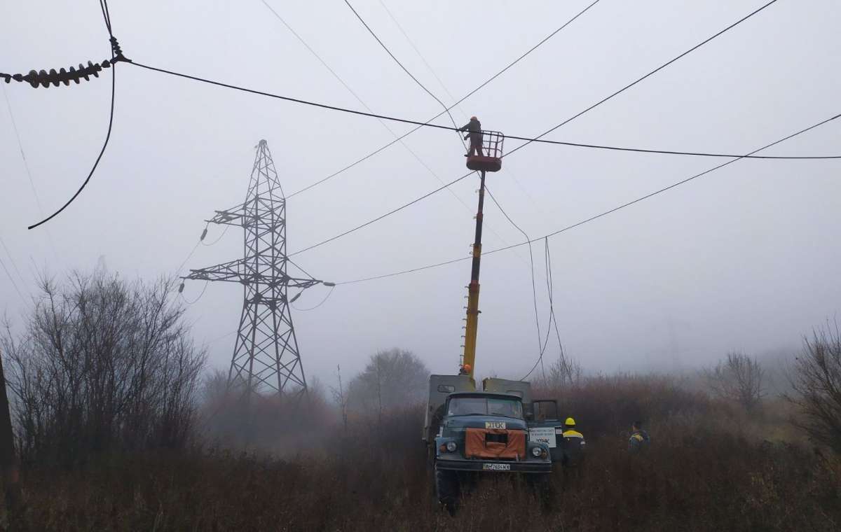 ДТЭК Донецкие электросети восстановил две высоковольтных линии на прифронтовой территории