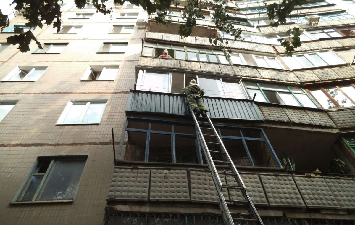 Рятувальники надали допомогу по відчиненню дверей квартири, де знаходився чоловік без ознак життя