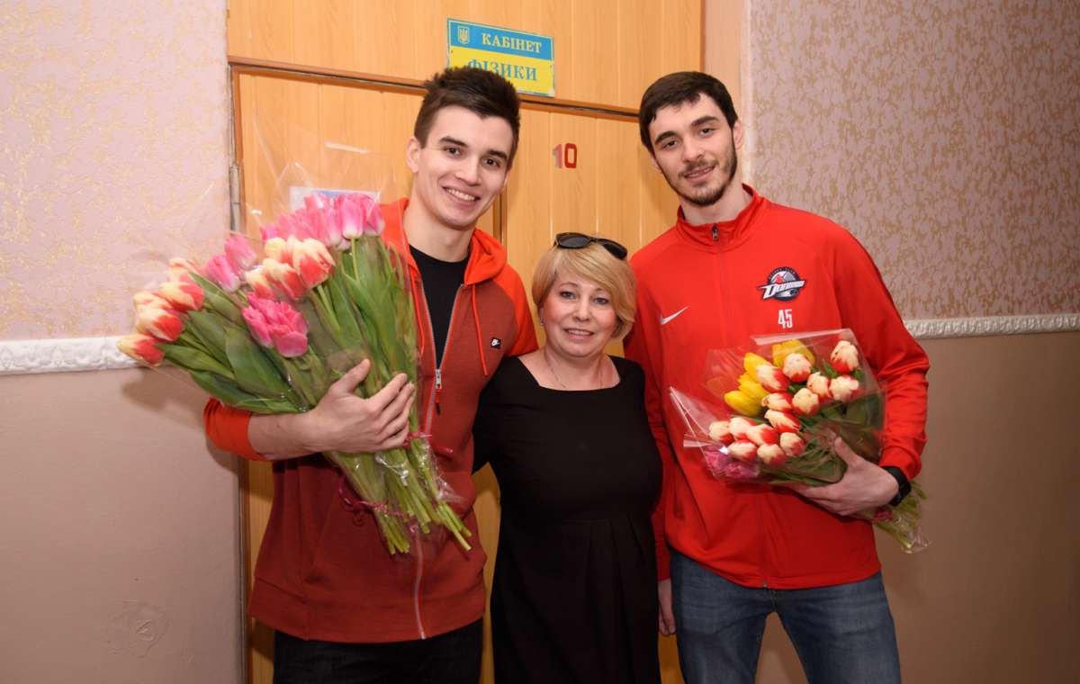 Женщины Донецкой области получили подарки от благотворителей к 8 Марта