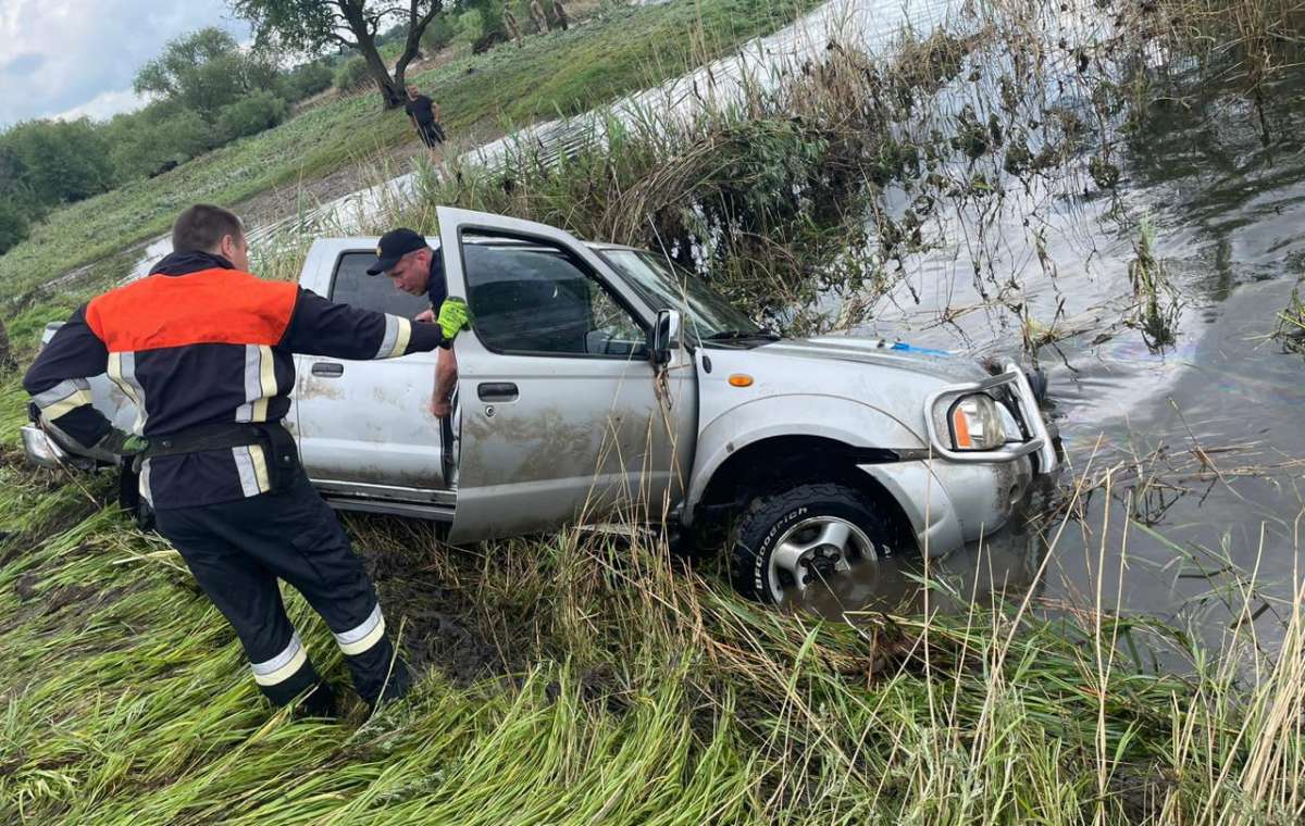 У Покровському районі водій втопив автомобіль в річці