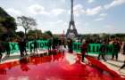 Экоактивисты в Париже устроили «кровавую» акцию