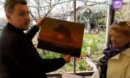 Забрала домой и передала оккупантам: Экс-директора музея в Мариуполе подозревают в краже картин 