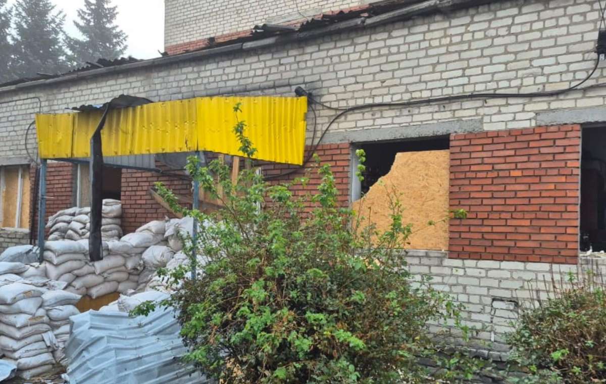 В Доброполье авиаударом повреждена пожарная часть