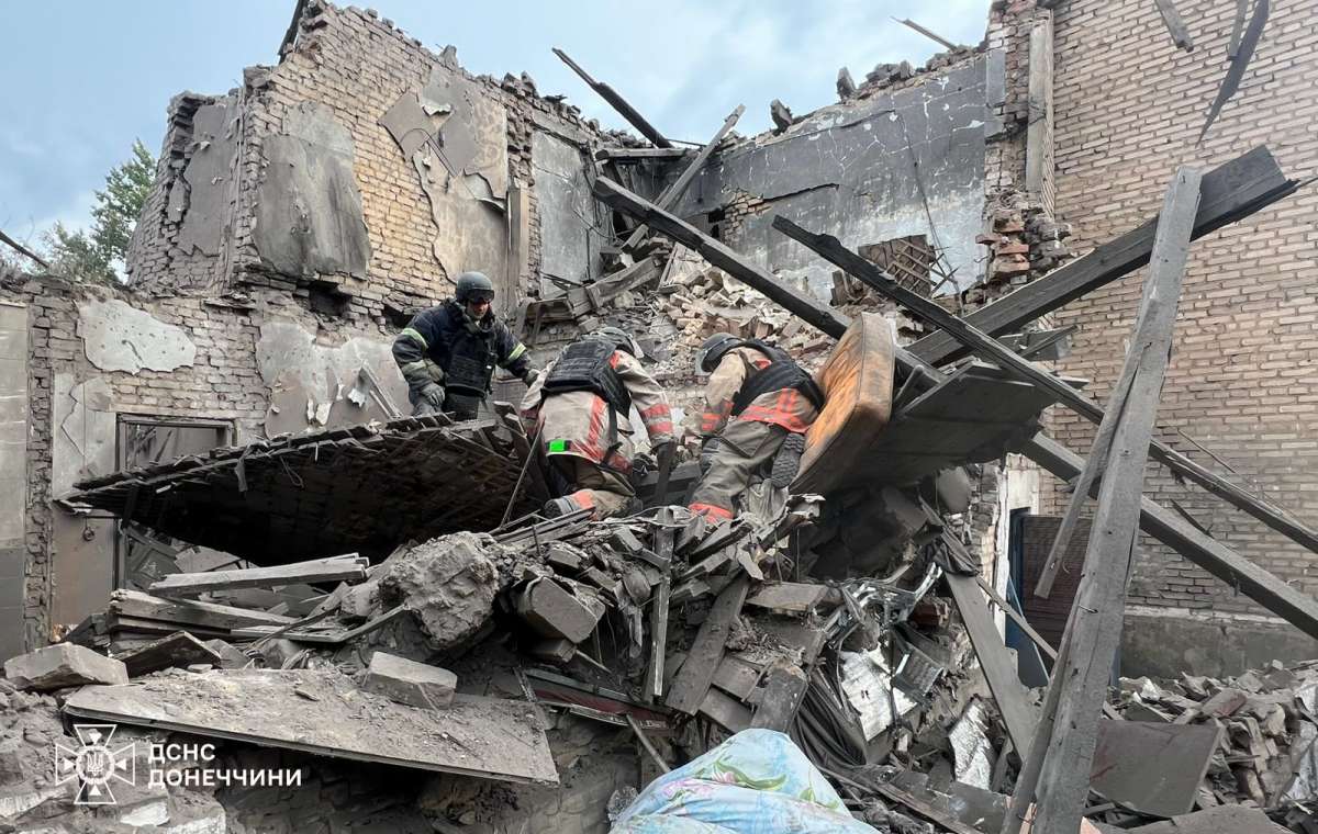 В Белозерском из-под завалов достали мужчину: фото от спасателей