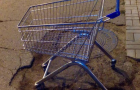 В Краматорске подростки украли тележку из супермаркета