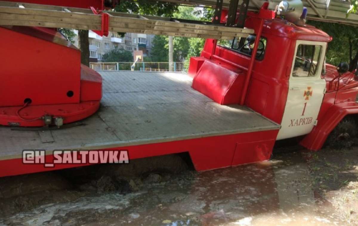 В Харькове пожарная машина провалилась под землю