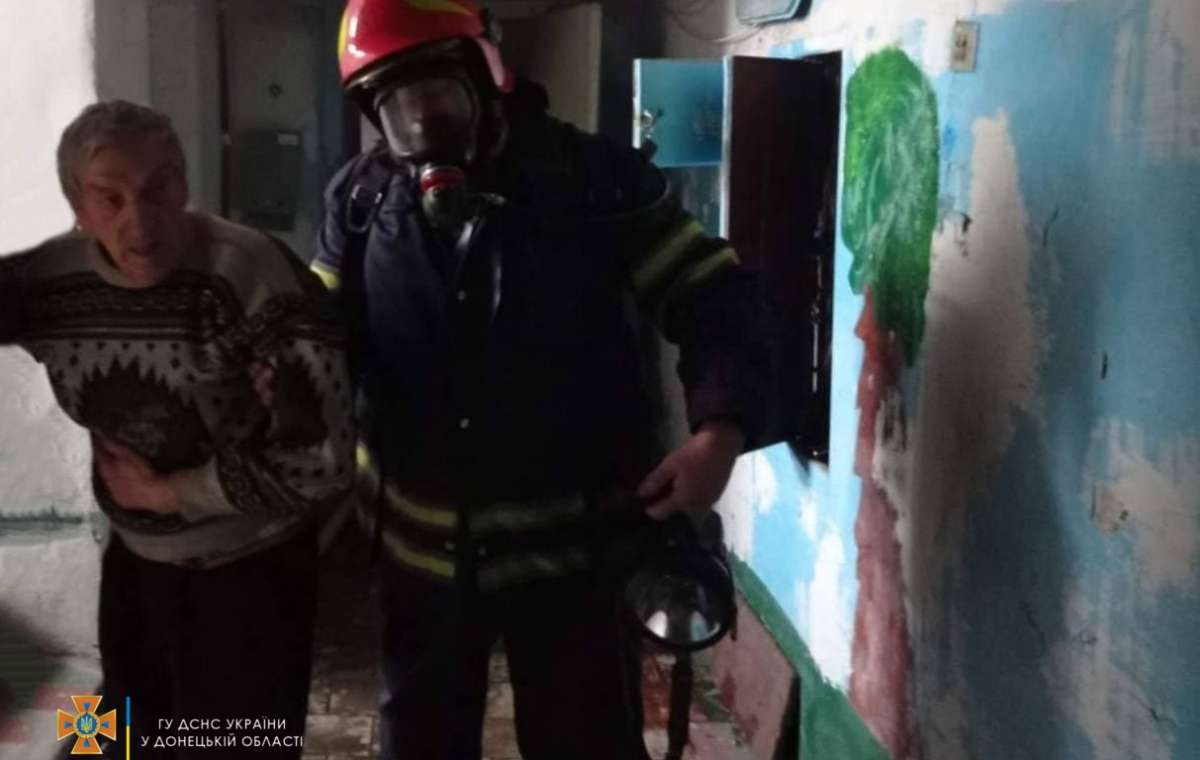 В Торецке в многоэтажном доме произошел пожар: Спасли пожилого мужчину