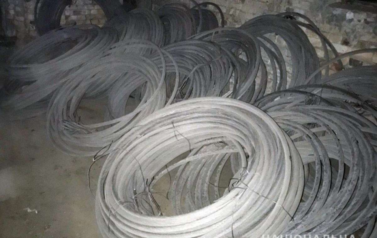 Под Волновахой трое мужчин вырезали с опор ЛЭП кабель на миллион гривен