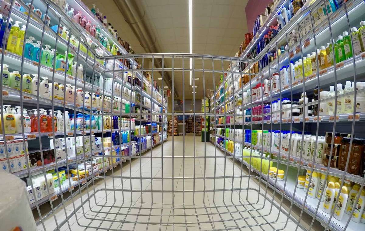 С 8 января супермаркеты не смогут продавать батарейки, лампочки и другие товары