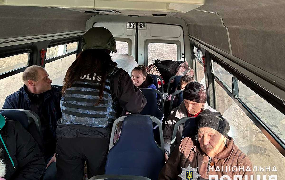 Поліція евакуювала з Іванопілля сім'ї з дітьми