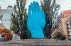 Что означает скульптура в виде синей руки в Киеве?