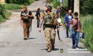 Пешком под гул FPV-дронов: «Белые Ангелы» и волонтеры спасли из Дружковки две семьи с тремя детьми