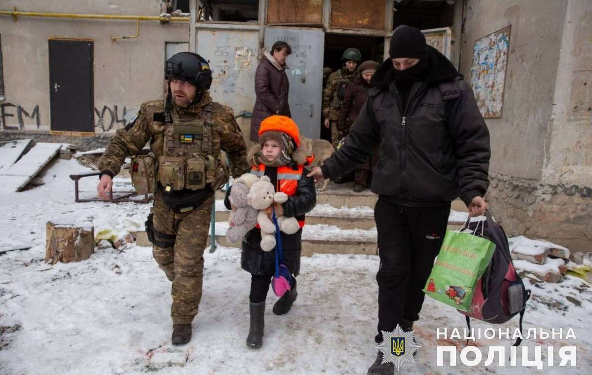 Детей из зоны боевых действий эвакуируют в бронежилетах