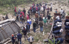 Пассажирский автобус упал в ущелье: Непал 