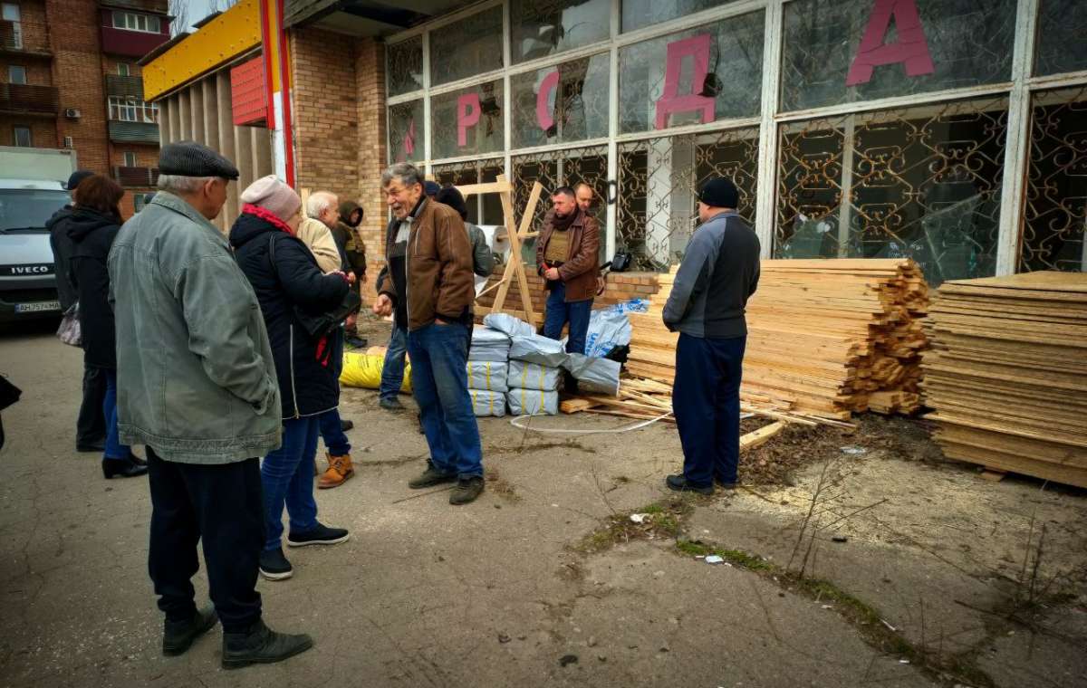 Пострадавшим домохозяйствам в Константиновке раздали стройматериалы