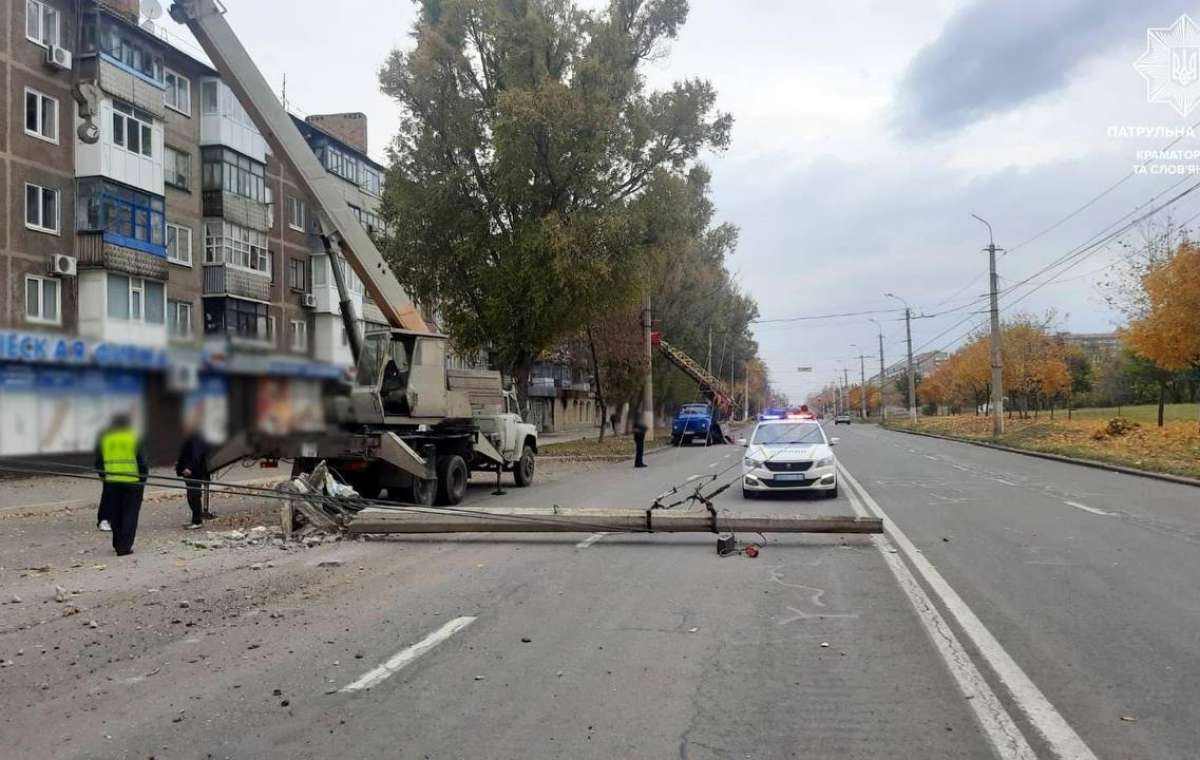 Пьяный водитель на разыскиваемом экскаваторе сбил столб, не заметил и поехал дальше