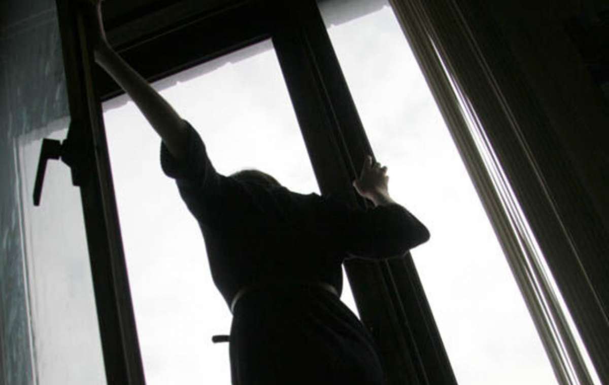 В состоянии алкогольного опьянения: В Мариуполе из окна многоэтажки выпрыгнула девушка