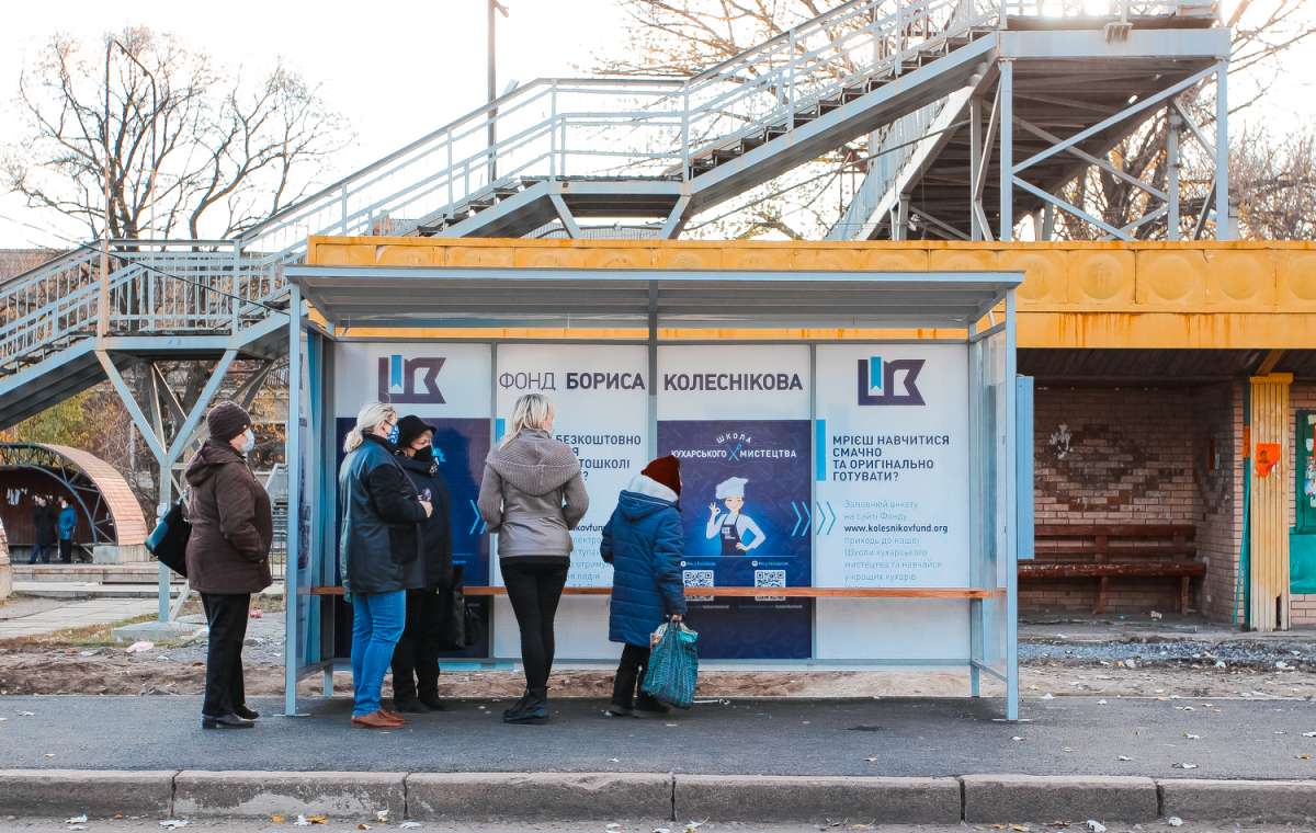 Благотворители установили в Константиновке новую автобусную остановку