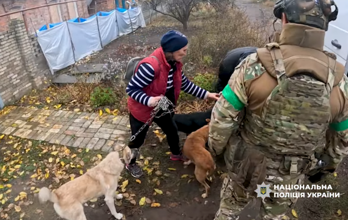 Полицейские и спасатели вывозят из Константиновки людей, их животных и тела умерших