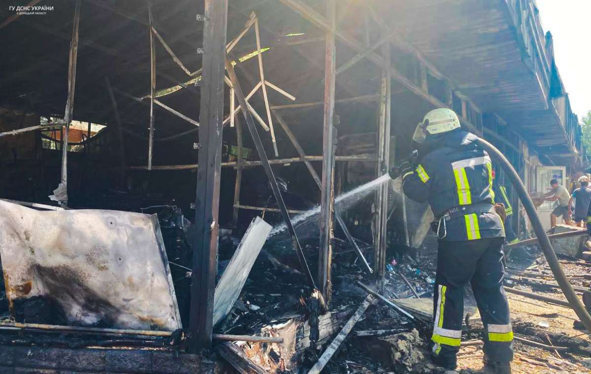 В Покровске сгорели торговые павильоны, есть пострадавшие. Фото