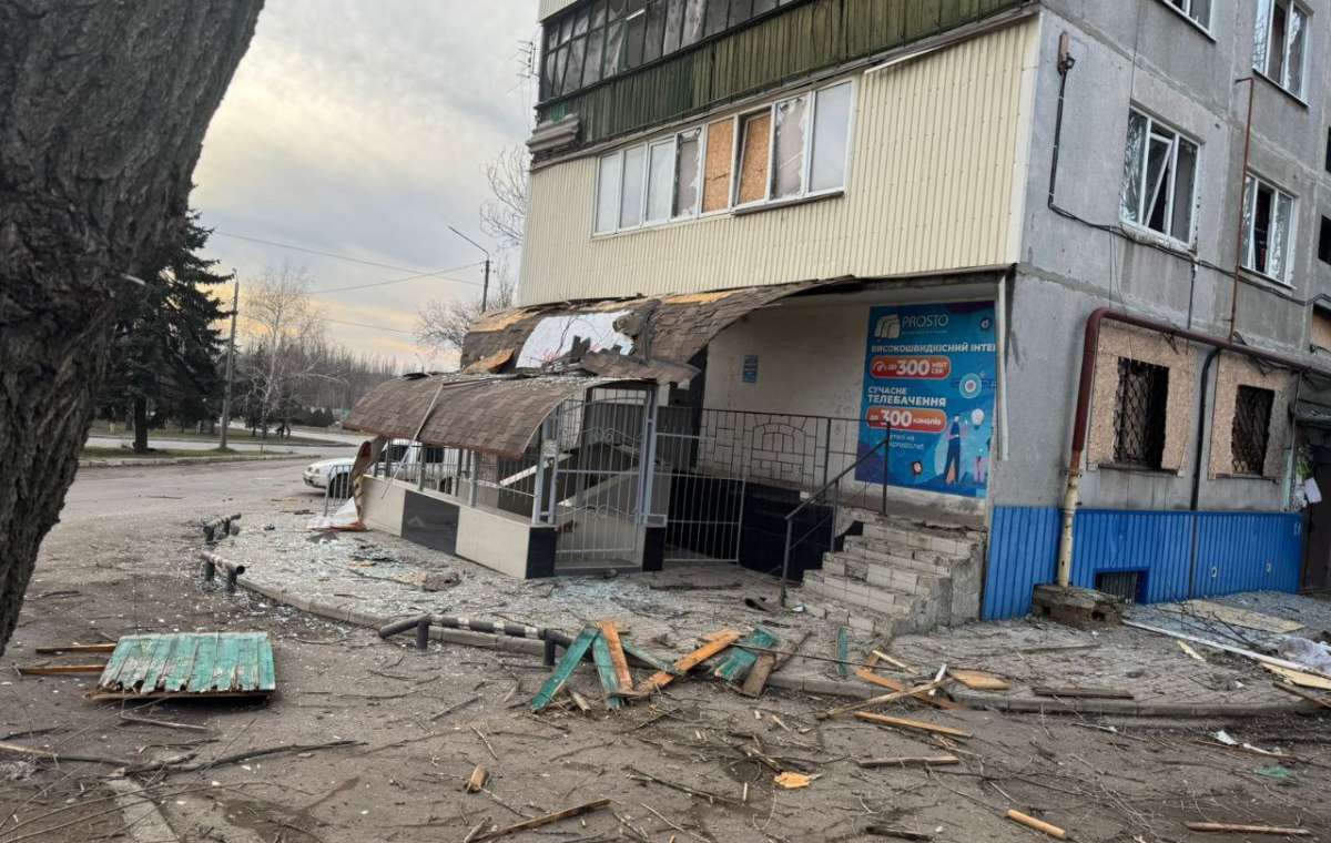 Что успевают сделать жители Константиновки в перерыве между коменданстким часом и как живут в условиях постоянных атак. Фото, видео