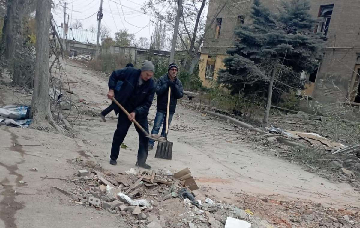 Коммунальщики все еще остаются в Константиновке и расчищают дороги от завалов