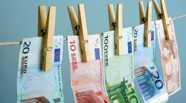 Как банки и обменные пункты работают со старыми и поврежденными долларами и евро?