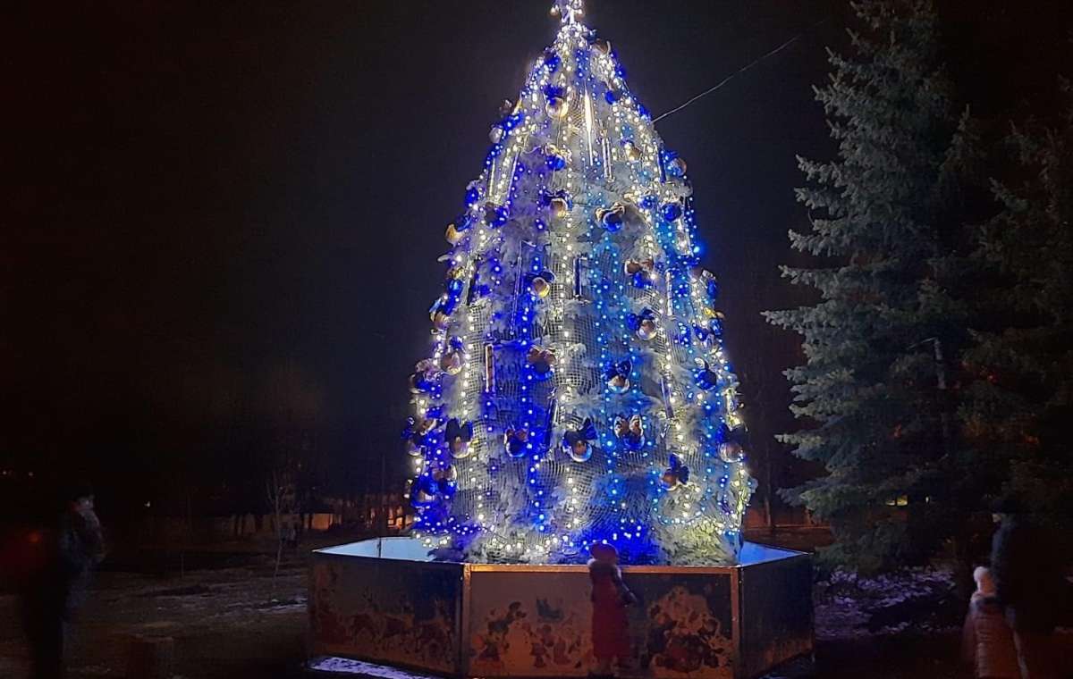 Дополнят декорациями и сделают освещение: В Константиновке продолжат украшать новогодние локации