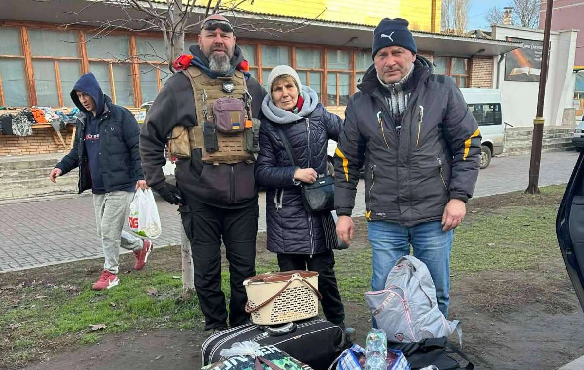 Волонтери евакуювали людей із Костянтинівки, серед яких - тяжко поранений