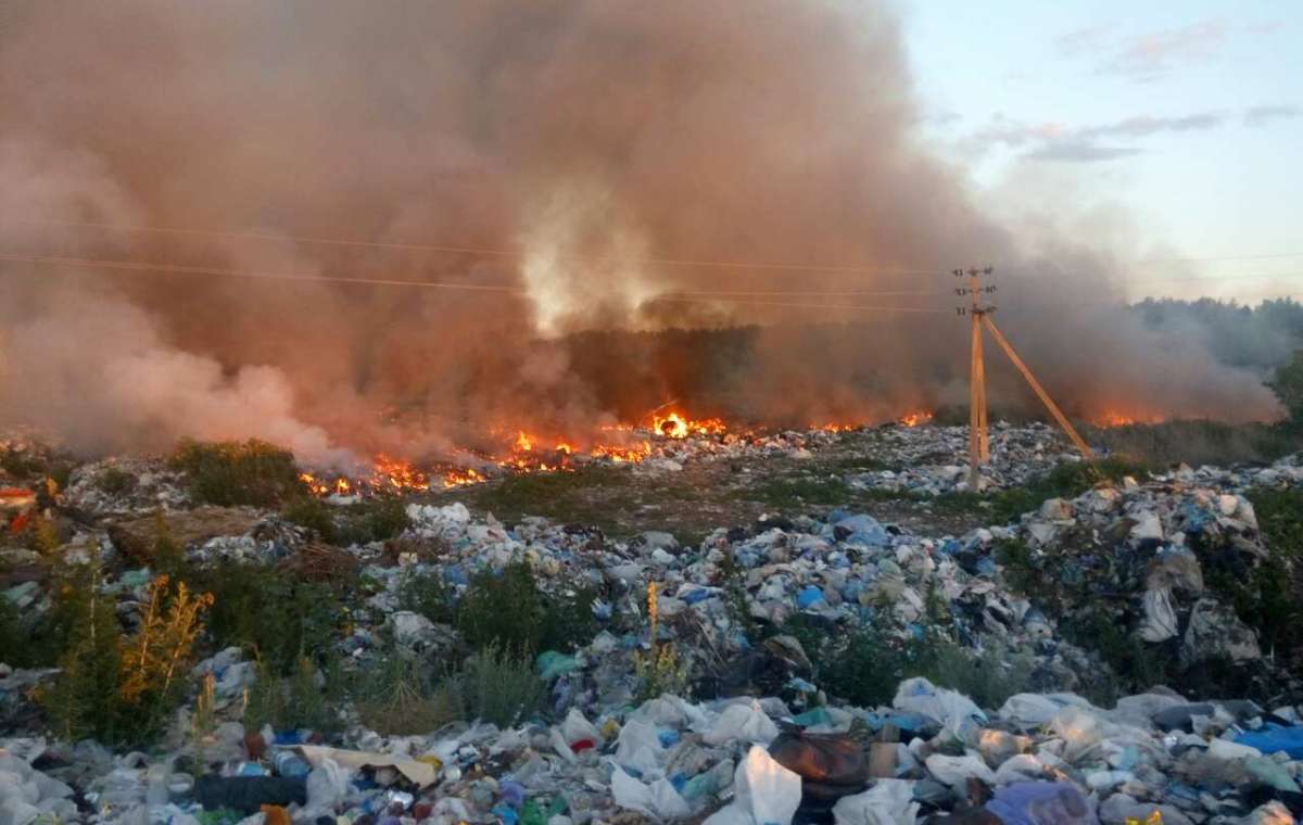 В Бахмутском районе горит свалка