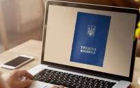В ПФУ рекомендуют украинцам и после оцифровки хранить бумажные трудовые книжки 