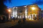 Реконструкция Театральной площади Мариуполя: на исторических зданиях появляется подсветка