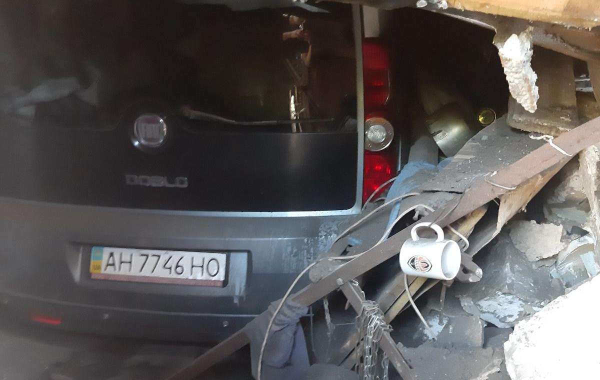 В Белозерском взорвался газ в гараже, под обломками две иномарки. Фото