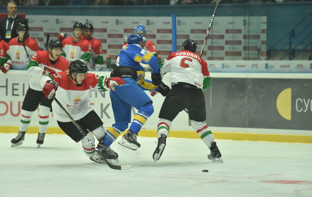Украинская хоккейная молодежка на старте домашнего чемпионата мира уступила венгерским сверстникам
