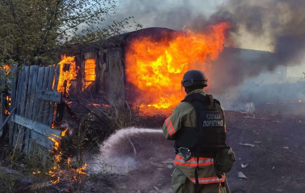 В Доброполье спасатели тушили пожар под обстрелом