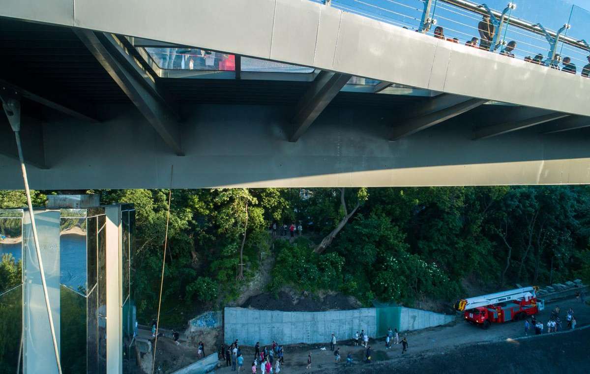 Стеклянный мост в Киеве успел треснуть