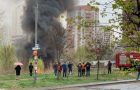 Пожар в Киеве: район Позняки затянуло дымом, слышны взрывы – СМИ