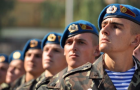 Голубой на бордовый: Скандал вокруг беретов ВСУ
