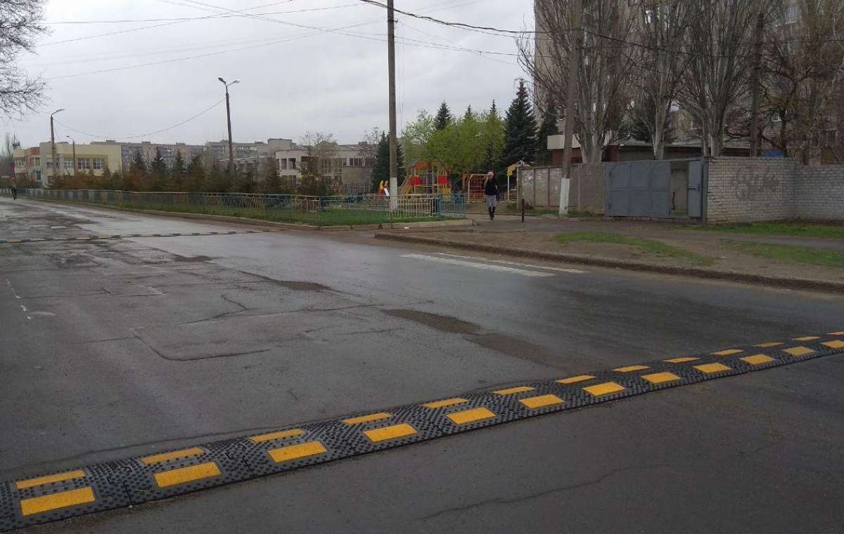 В Дружковке на оживленном участке дороги установили «лежачие полицейские»
