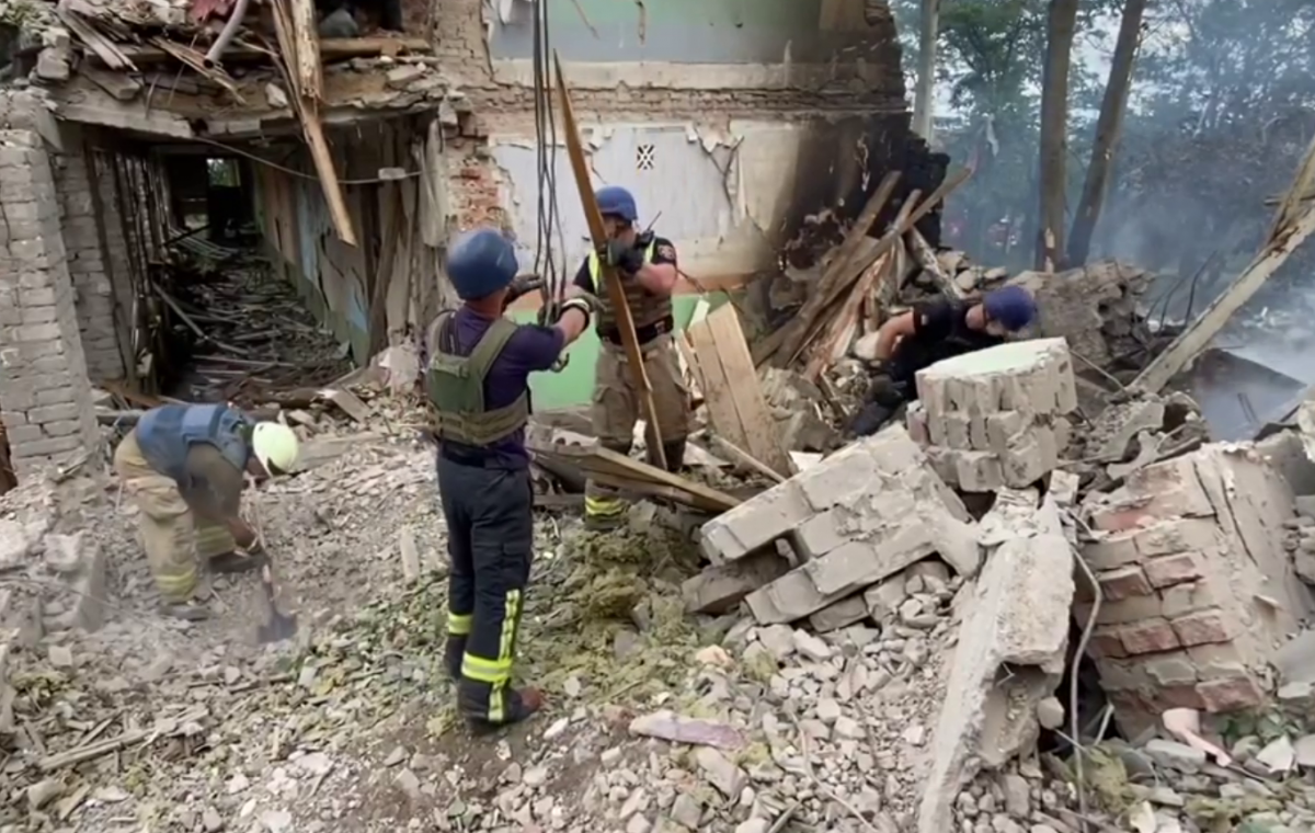 Спасатели работают на развалинах школы в Краматорске – Видео